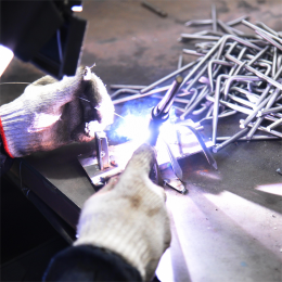 The difference between manual welding and automatic welding